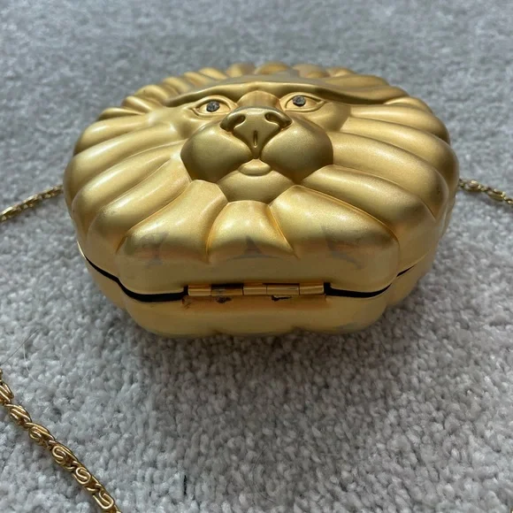 🚚 MOVING SALE Vintage brushed gold Lion's Head hard case minaudière crossbody - Picture 2 of 15